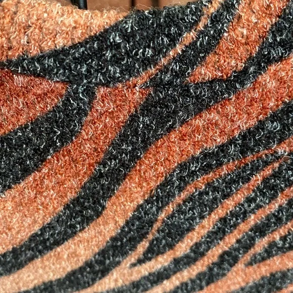 NWT Rae Mode Tiger Print Lightweight Sweater - Picture 3 of 5